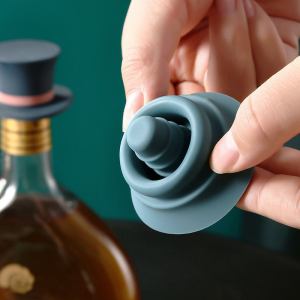 Hat shaped wine bottle stopper