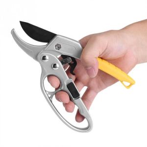 Garden pruning scissors