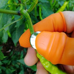 Garden thumb cutting tool