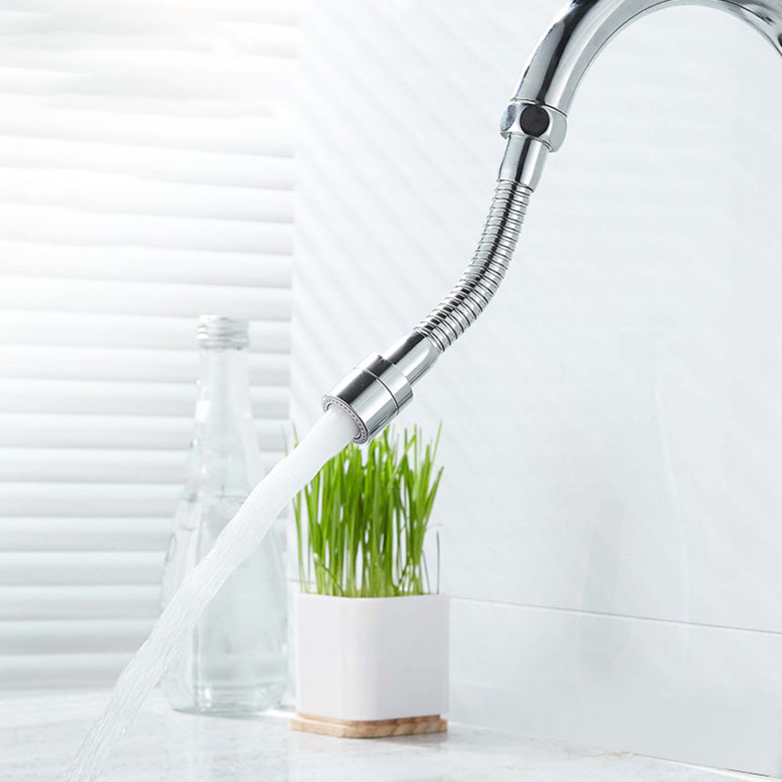 Splash-proof water faucet