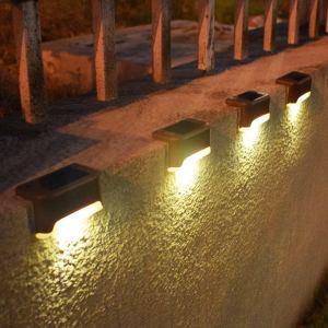 Solar powered fence light - 2pack