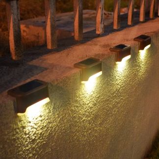 Solar powered fence light - 2pack