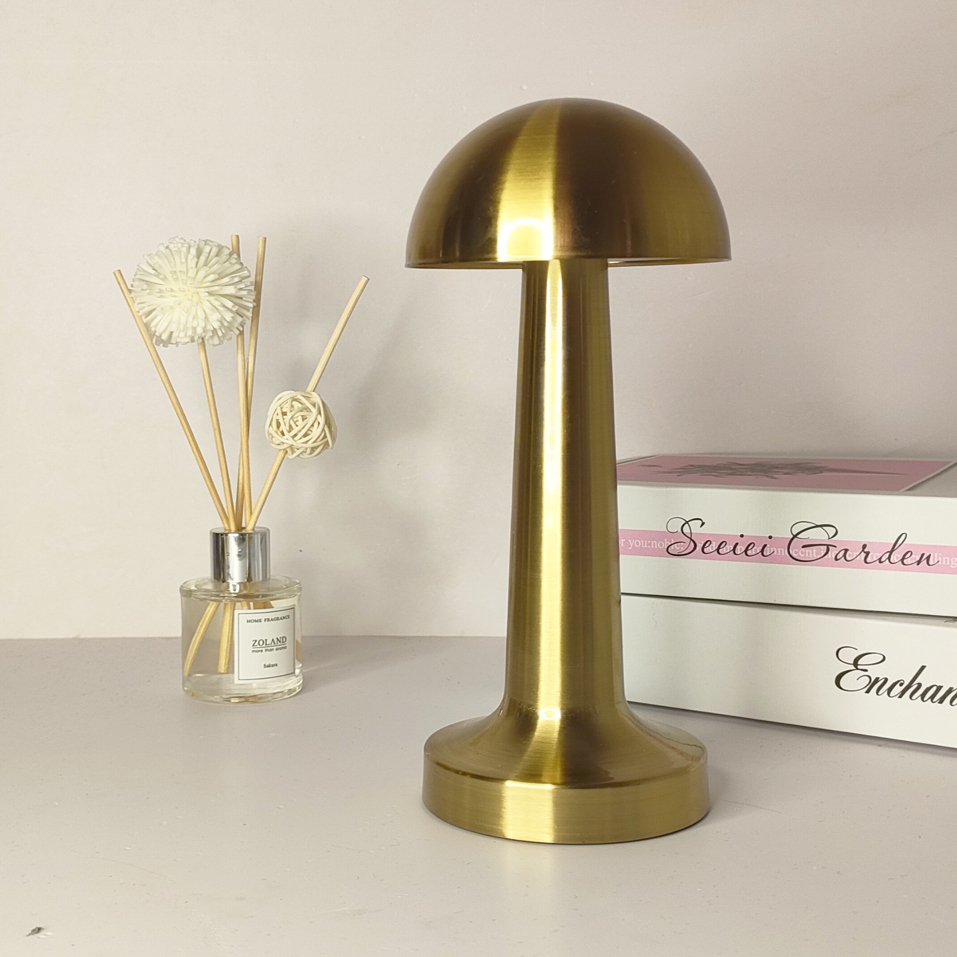 Touch controlled cordless LED table lamp - Image 13