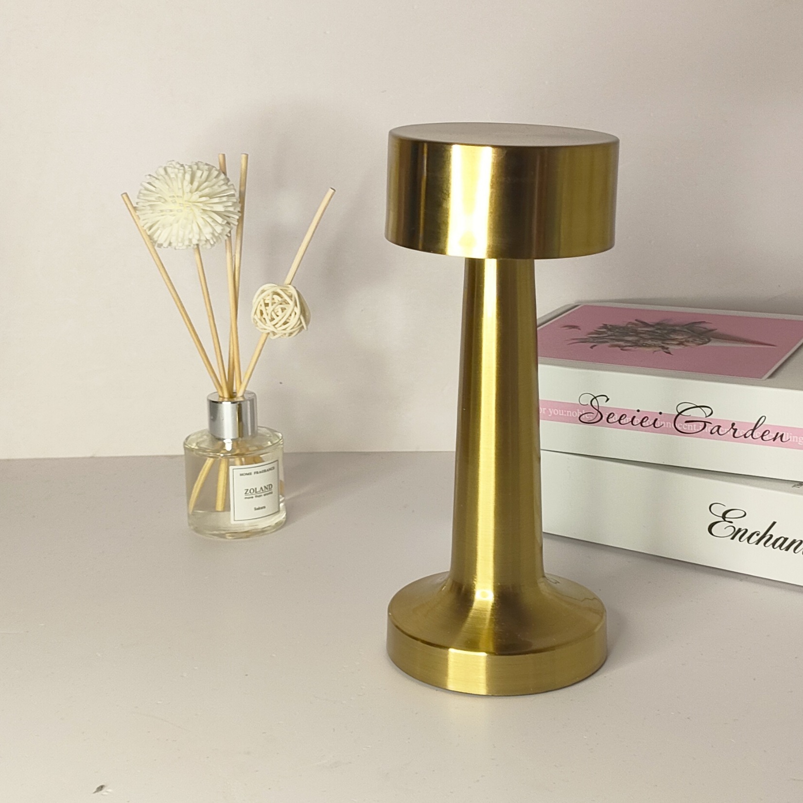 Touch controlled cordless LED table lamp - Image 11
